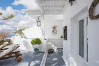 Morfes Luxury Suites by Caldera Houses