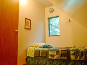 Mt. Baker Lodging - Cabin #67 - Private 2-Story Cabin with a Private Hot Tub!