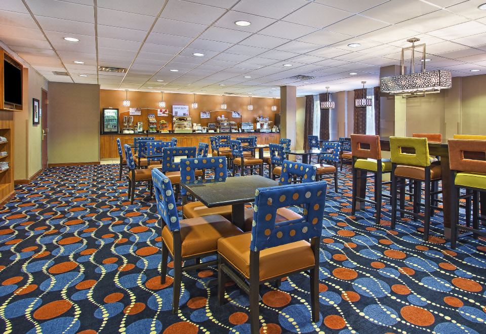 3. 홀리데이 인 익..