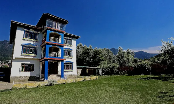 Super OYO Hotel El Classics