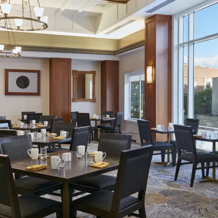 The Inn at Penn, A Hilton Hotel Отели рядом с достопримечательностью «Музей Пожалуйста Попробуй»