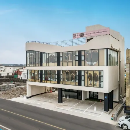 Jeju Stay Santa Lucia Pension Отели рядом с достопримечательностью «Пляж Джимйонг»