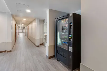 WoodSpring Suites Bakersfield Airport Отели рядом с Аэропорт Медоус Филд