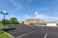 Days Inn & Suites by Wyndham Grand Rapids Near Downtown - Parkering