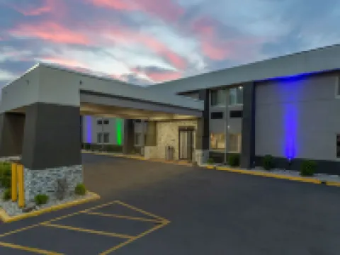 Super 8 by Wyndham South Holland Hotels in Cook County