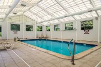 Spark by Hilton Danbury near University - Pools