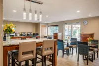 MainStay Suites Dubuque at Hwy 20 - فطور