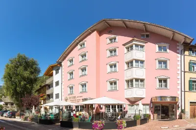 Cityhotel Goldener Adler B&B فنادق في Villanders