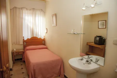 Hostal París Отели в г. Ла-Линеа-де-ла-Консепсьон