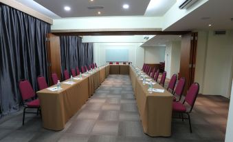 a conference room set up for a meeting , with chairs arranged in rows and a table in the center at Sem9 Senai "Formerly Known As Perth Hotel"