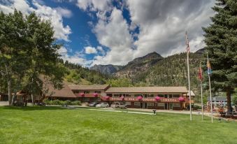 Twin Peaks Lodge & Hot Springs