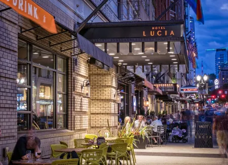 Hotel Lucia Отели рядом с достопримечательностью «KIDD's Toy Museum»