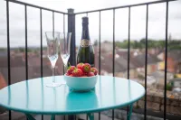 Comfortable Swindon Town Centre Apartments, Free Parking, Sleeps up to 8