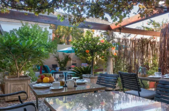 Rosedene Lodge - All Solar, All Aircon with Pool and Garden Hotel berhampiran Victoria Wharf Shopping Centre