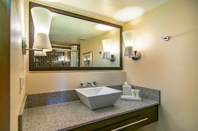 パーシャルオーシャンビュールーム(ベッドルーム2室)(バス1室) リージェンシー オン ビーチウォーク ワイキキ by アウトリガーの写真