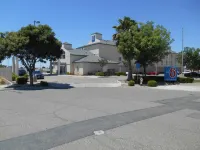 Howard Johnson by Wyndham Lemoore - parking