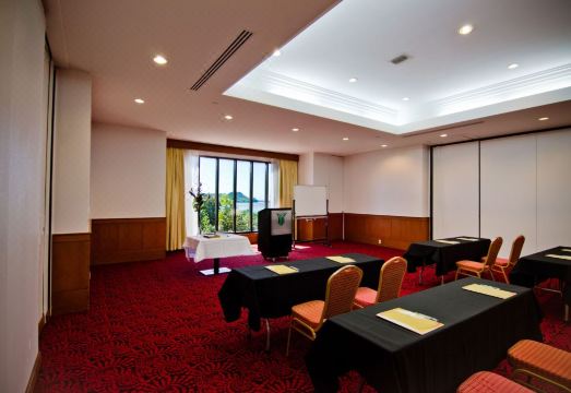 2. 홀리데이 리조트..