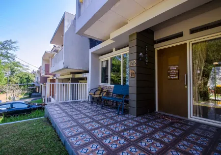 Villa Amethyst Dago Pakar FE-22 4Br with Private Pool ( Family Only) Отели рядом с достопримечательностью «Camping Ground Tebing Keraton»