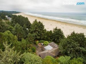 Agate Beach Oceanfront Lodge