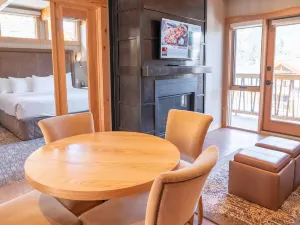 Moose Hotel and Suites