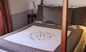 Moore House Bed and Breakfast - Housity