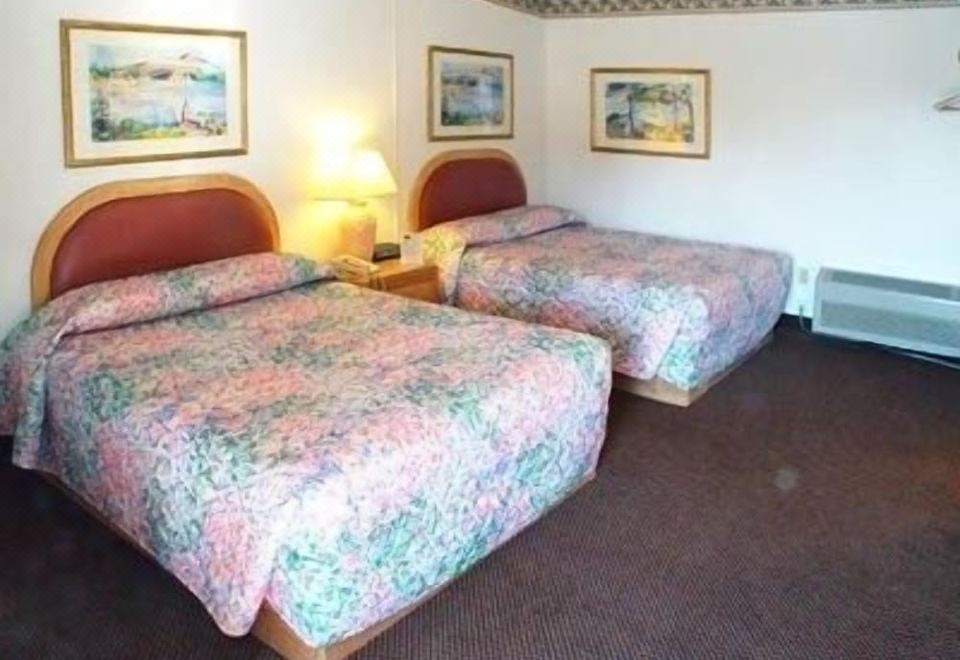 Cloverdale Oaks Inn - Housity