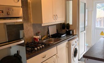 Budget 5-Bed Apartment in Barking