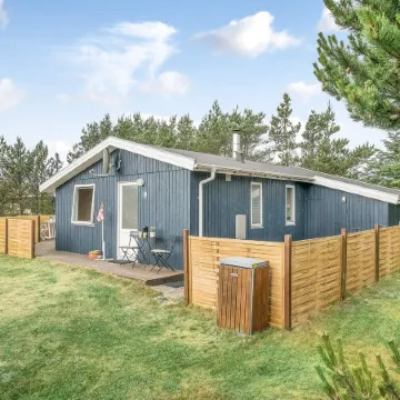 "Hughlek" - 900m from the Sea