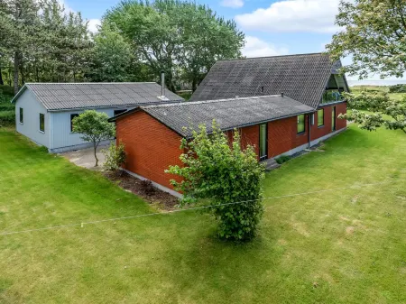 "Emin" - 100m from the Sea Отели в г. Humble