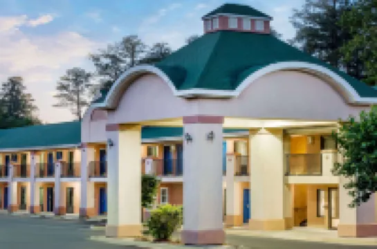 نايتس إن راذر جلين فنادق في 