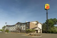 Super 8 by Wyndham Taylor/Detroit Area فنادق في Southgate