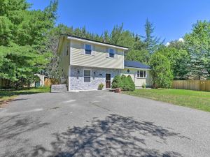 Cute Ellsworth Home w/ Deck, 16 Mi to Acadia!