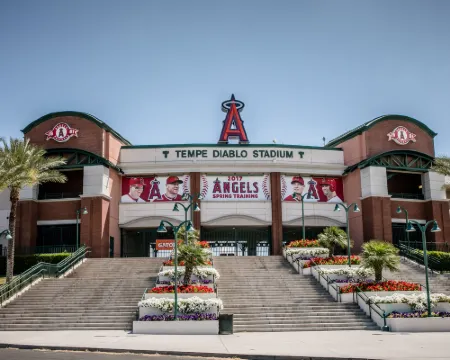 ฮอลิเดย์ อินน์ โฮเทล แอนด์ สวีทส์ ฟีนิกซ์ แอร์พอร์ต บาย IHG โรงแรมในฟีนิกซ์