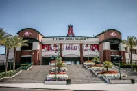 Holiday Inn & Suites 鳳凰城機場 鄰近Gateway Cafe的酒店