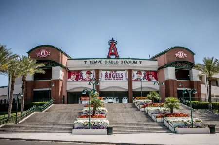 Holiday Inn & Suites PHOENIX AIRPORT by IHG