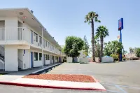 Motel 6 Bakersfield, CA - South