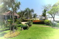 Chomtalay Resort at Had Chaosamran Beach - Parkplatz
