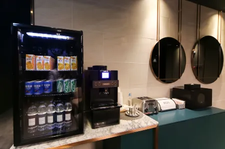 The Point Hotel - Myeongji Отели рядом с достопримечательностью «Yishu Island Migratory Park»