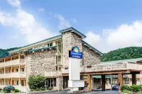 Days Inn & Suites by Wyndham Downtown Gatlinburg Parkway - parking