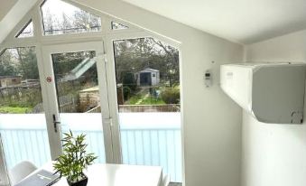 Sunny Lodge - 1 Bed Flat with Stunning Garden View - Flat 3