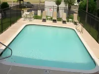 Super 8 by Wyndham Harlingen TX - Rooftop Pools