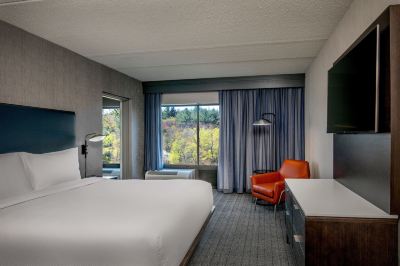 1 Bedroom 2 Room Suite, 1 King, Sofa Bed, Corner Room Courtyard Boston Marlborough Photo