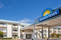 Super 8 by Wyndham Barrie South Hotels near Aerie Store