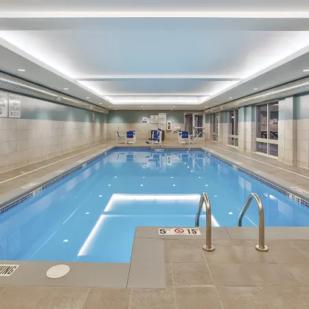 Holiday Inn Express & Suites GRAND RAPIDS - AIRPORT NORTH by IHG