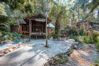 ธารทอง ลอดจ์ Tharnthong Lodge Hotellit kohteessa Huai Kaeo