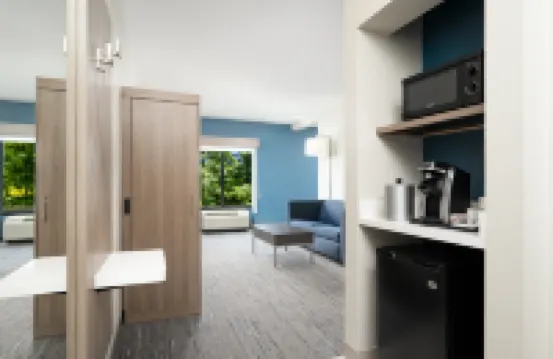 Holiday Inn Express & Suites NEWPORT SOUTH by IHG