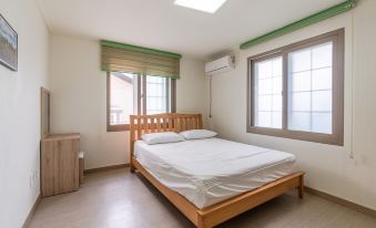 Jeju Albam Oreum House Pension