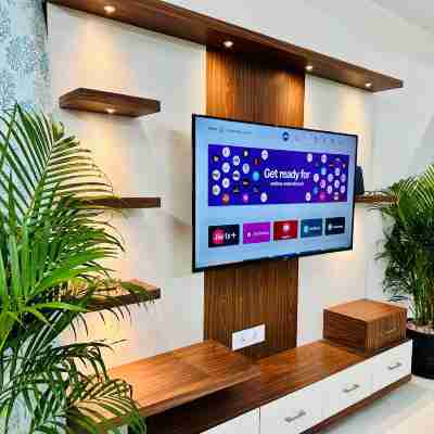 TrueLife Homestays - Sai Nivas - 3BHK AC Apartments for group of families - Best location - Flyover Rooms