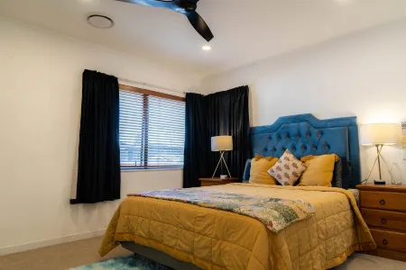 Spacious Eastern Beach Home - 1 Min from Beach! Отели рядом с достопримечательностью «Колледж Маклинс»