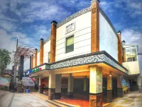 LUMBA LUMBA INN WARU Các khách sạn gần Makam Mbah Nyai Roro Sekardadu